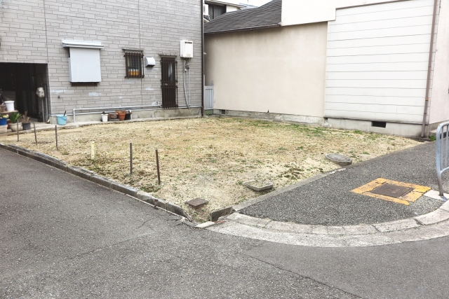 住宅街の角地にある更地の土地