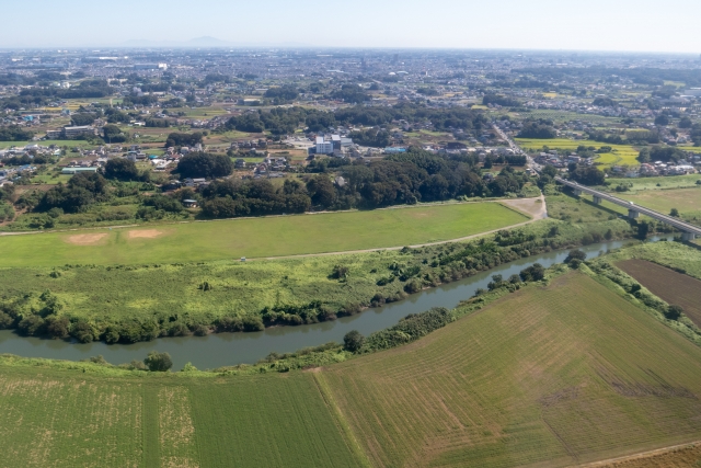 川沿いに広がる田畑と街並みの風景