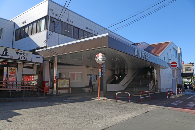 晴天の下にある駅舎外観