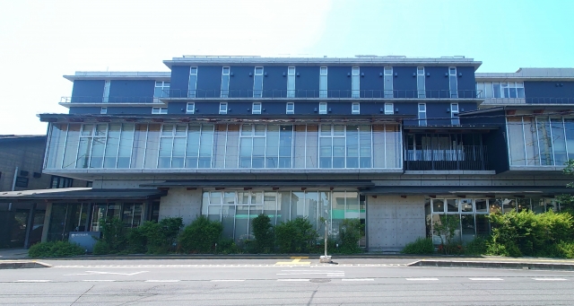 ガラス張りとコンクリートが特徴的な近代的な建物の外観
