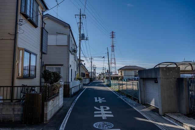 住宅街の細い路地と電柱が並ぶ風景