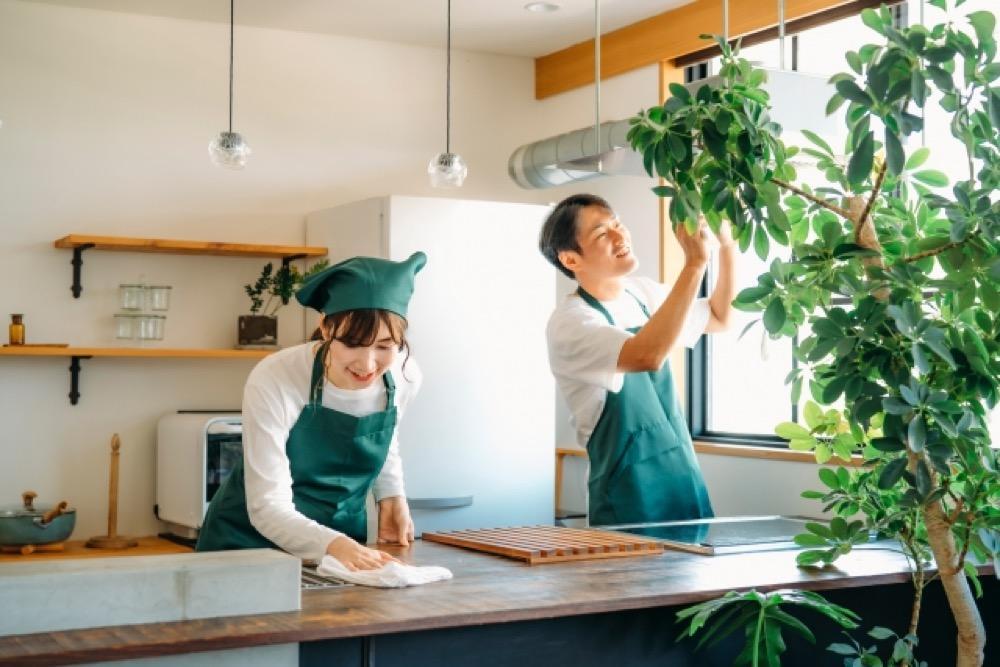 キッチンで楽しそうに作業する男女スタッフ
