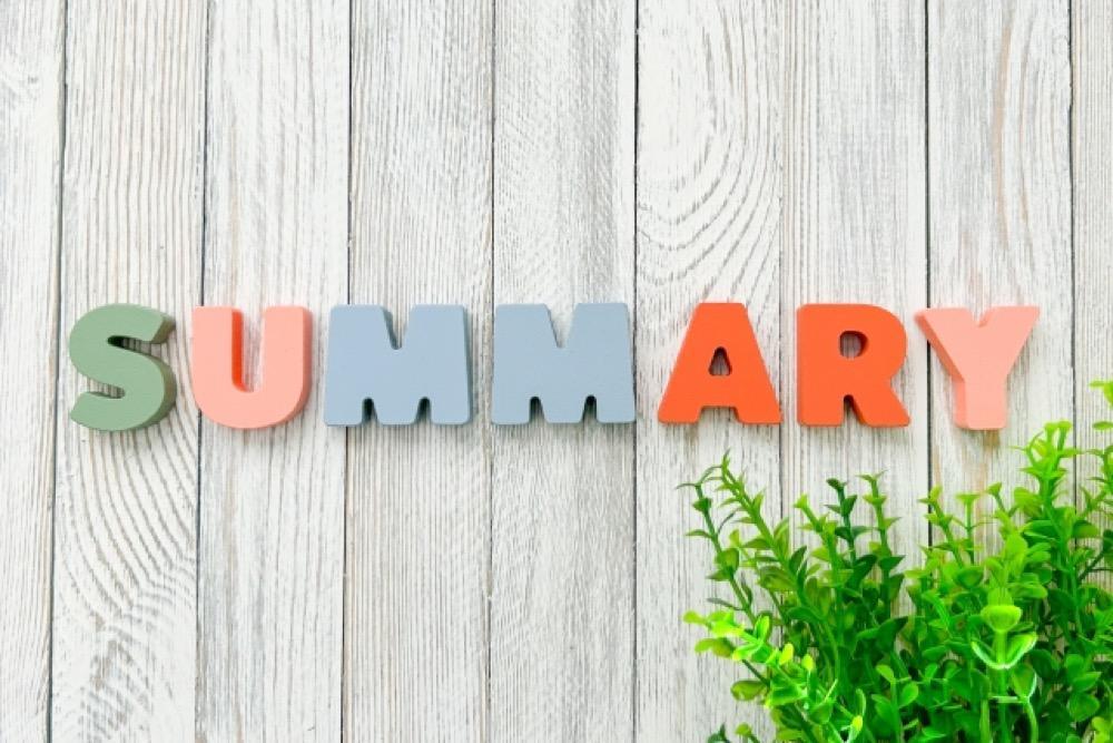 SUMMARYの文字と観葉植物が並ぶ、まとめを表すイメージ