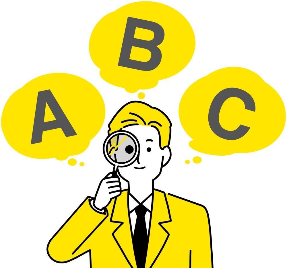 選択肢を比較する男性が虫眼鏡で検討するイラスト(A・B・C)