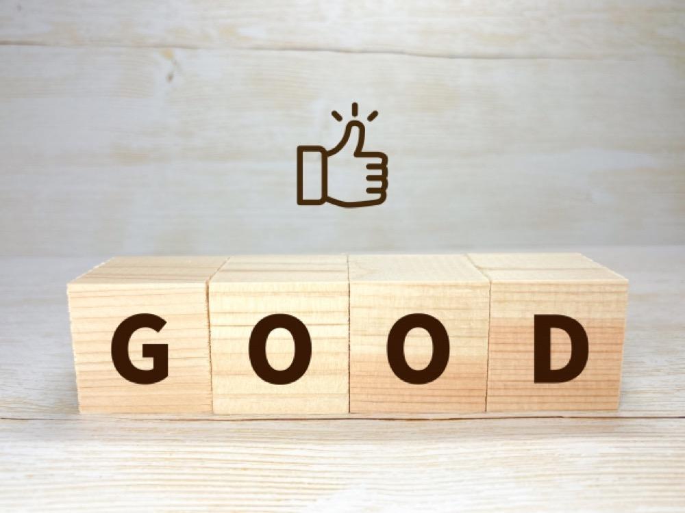 GOODの文字と親指を立てたアイコンのある木製ブロック